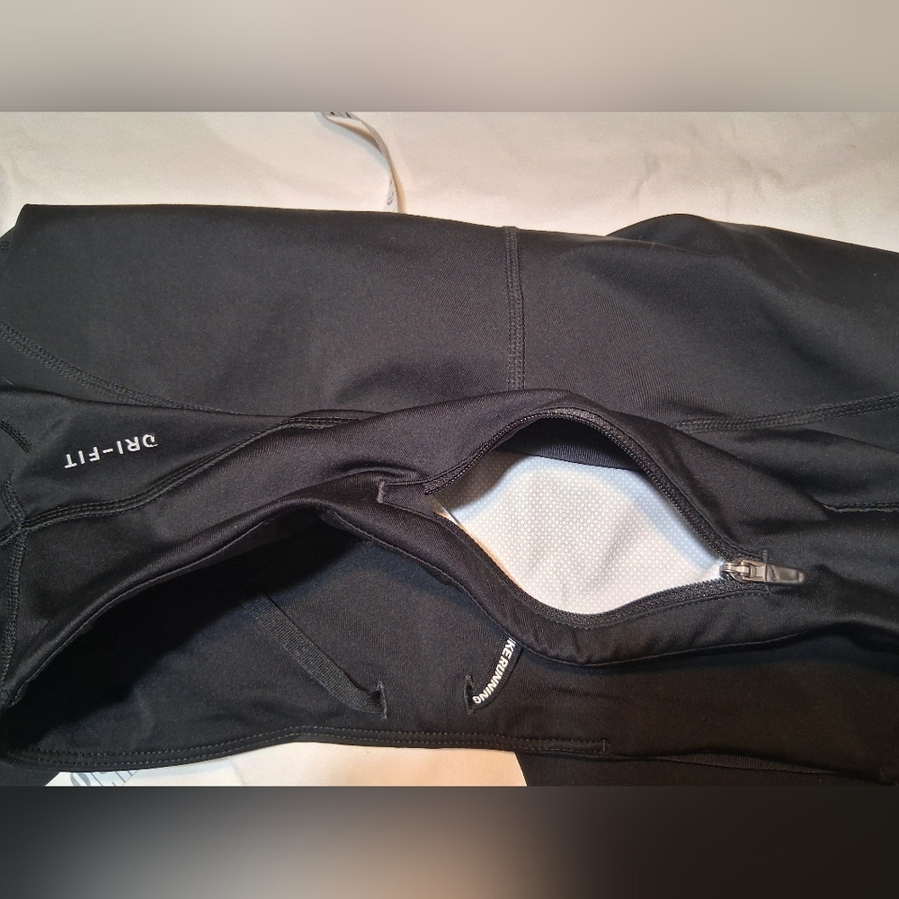 EUC - NIKE - Dri Fit Capri Cropped Black Yoga Workout Leggings - Women Medium - Picture 12 of 14